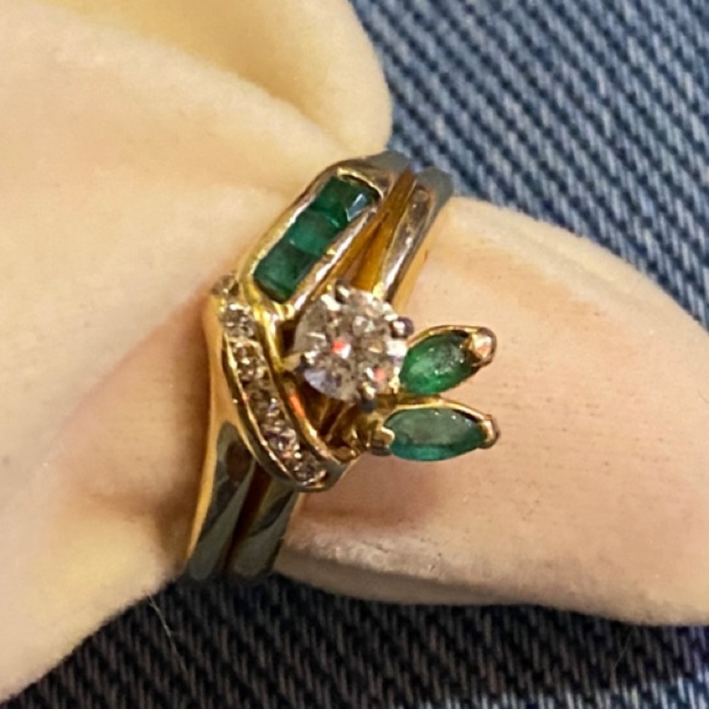 Elegant Gold and Green Emerald Ring with Diamond Accents - Picture 2 of 4